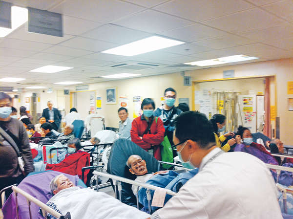 伊利沙伯醫院急症室內擠滿逾一百五十名病人及家屬等候，大部分等候上病房的患者均為長者。
