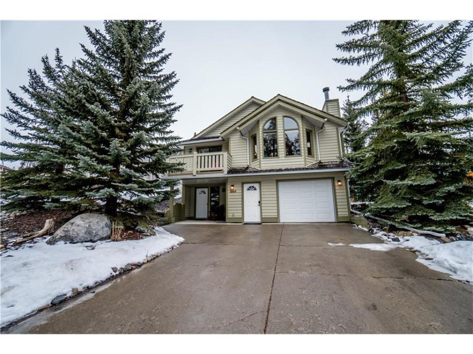 <p><a rel="nofollow noopener" href="https://www.zoocasa.com/rundleview-ests-canmore-ab-real-estate/4414085-1060-evergreen-circle-rundleview-ests-canmore-ab-t1w2s7-c4105068" target="_blank" data-ylk="slk:1060 Evergreen Circle, Canmore, Alta.;elm:context_link;itc:0;sec:content-canvas" class="link ">1060 Evergreen Circle, Canmore, Alta.</a><br> Location: Canmore, Alberta<br> List Price: $994,900<br> (Photo: Zoocasa) </p>