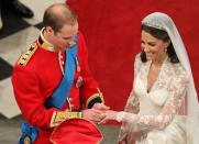 <p>The Duke of Cambridge struggled to fit the wedding ring on Kate's finger on their wedding day, provoking her to laugh, and this moment will go down in history. </p>