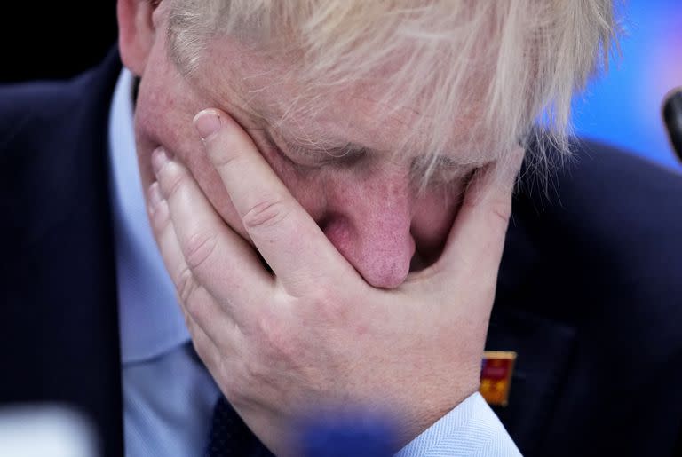 El primer ministro británico Boris Johnson durante una reunión de mesa redonda en una cumbre de la OTAN, en Madrid, España, el 30 de junio de 2022. (AP Foto/Bernat Armangue, archivo)