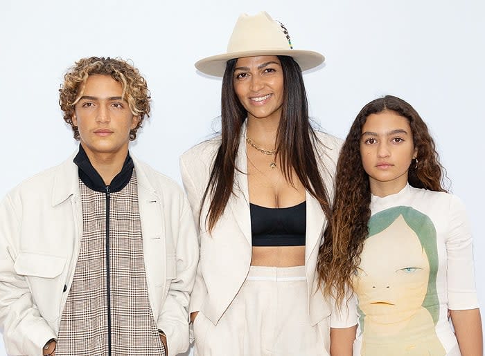 Camila Alves con sus hijos en el desfile de Stella McCartney en Paris