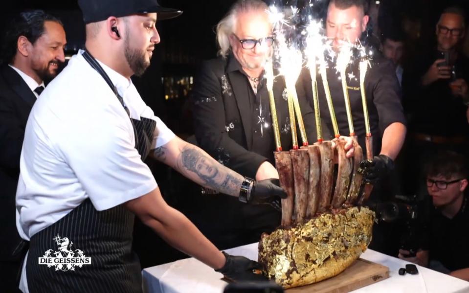 Das Blattgoldsteak wurde zwar nicht bestellt, doch der Wirt lässt sich nicht lumpen. (Bild: RTLZWEI)