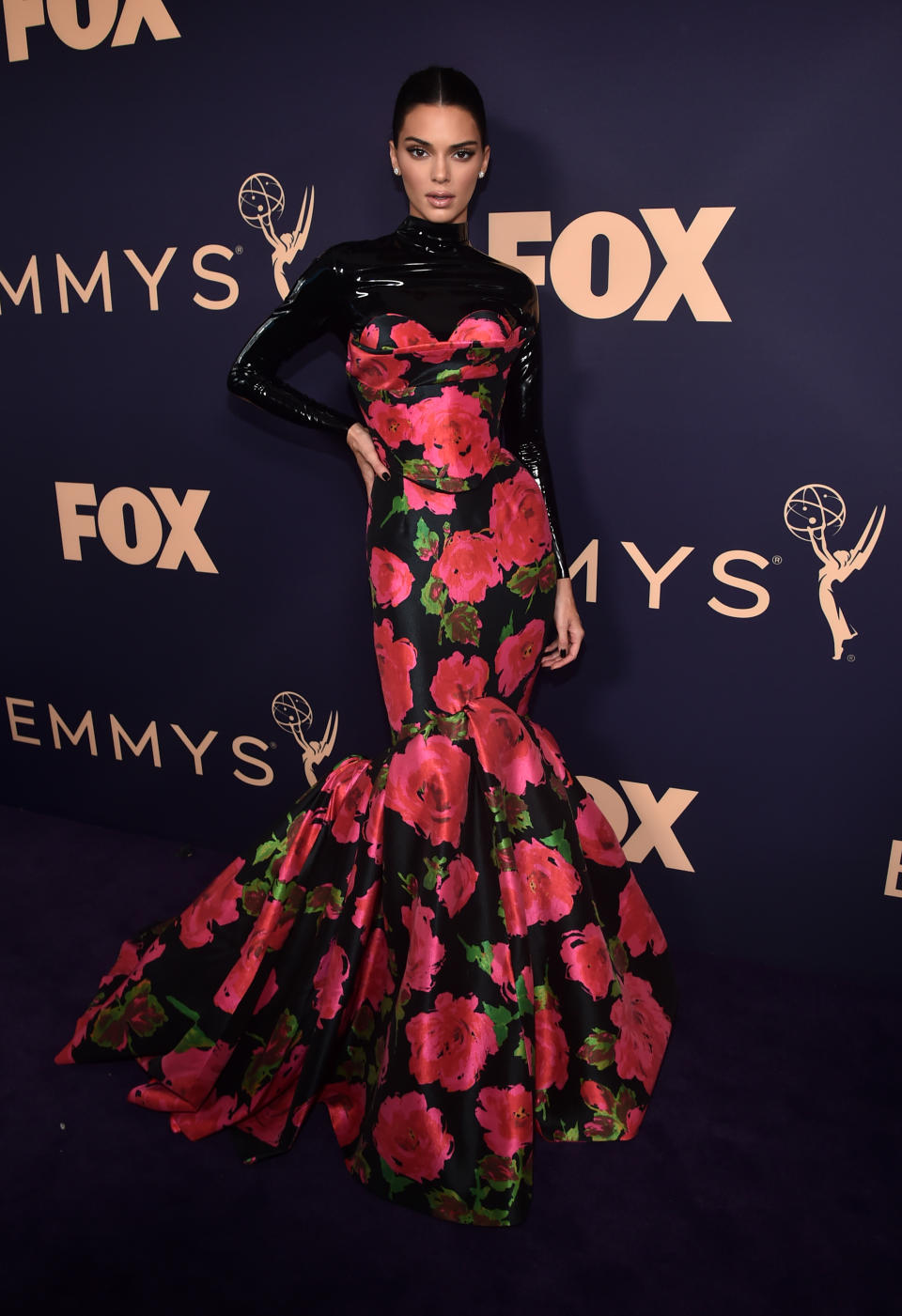 Kendall Jenner erschien in einem Ensemble von Richard Quinn zu den Emmys, das bei vielen Menschen für Stirnrunzeln sorgte (Bild: Alberto E. Rodriguez/Getty Images)