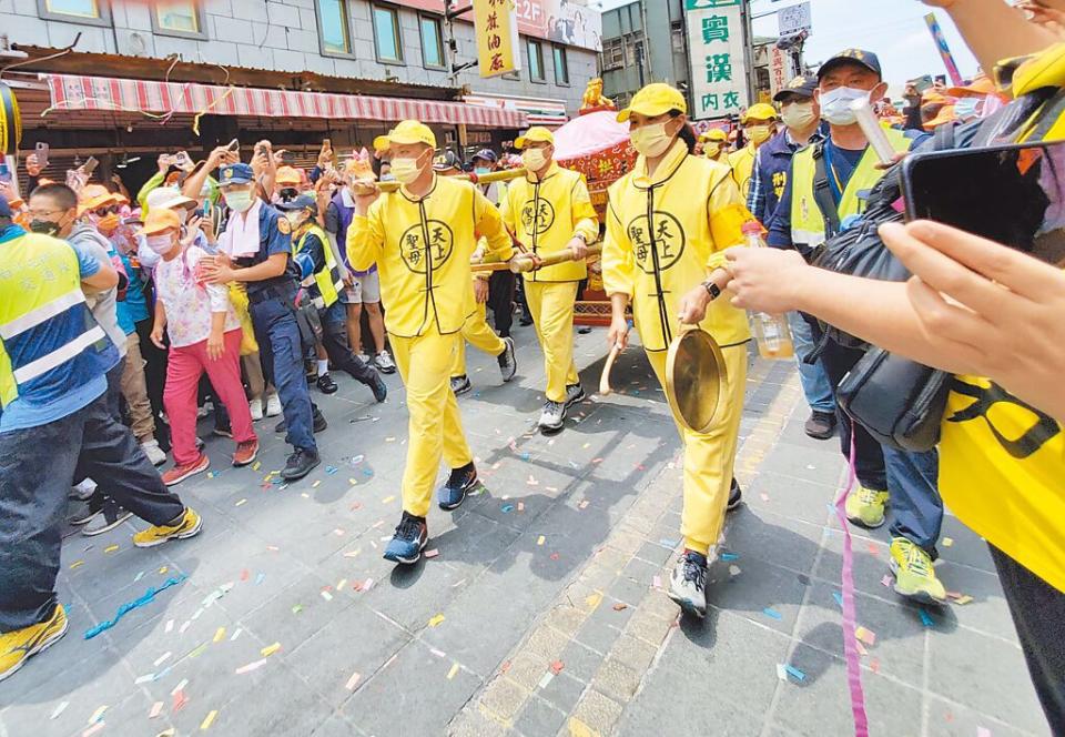 圖為22日白沙屯媽祖鑾轎在朝天宮廟方歡迎下，香燈腳齊喊「進喔、進喔」以三進三出的傳統方式隆重入廟。（資料照 周麗蘭攝）
