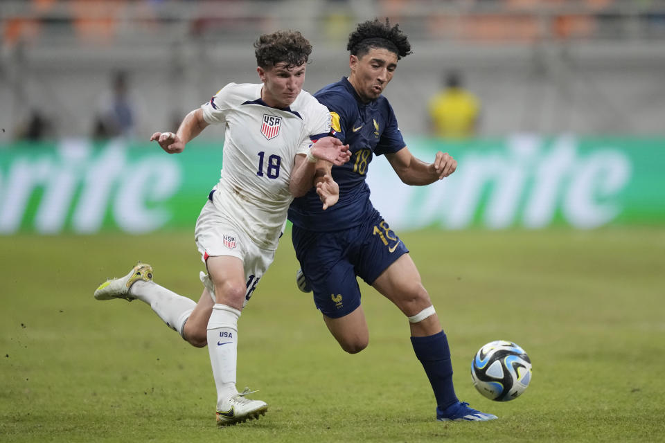 United States' Aiden Harangi, left, battles for the ball against France' Mohamed-Amine Bouchenna during their FIFA U-17 World Cup Group E soccer match at Jakarta International Stadium in Jakarta, Indonesia, Saturday, Nov. 18, 2023. (AP Photo/Achmad Ibrahim)