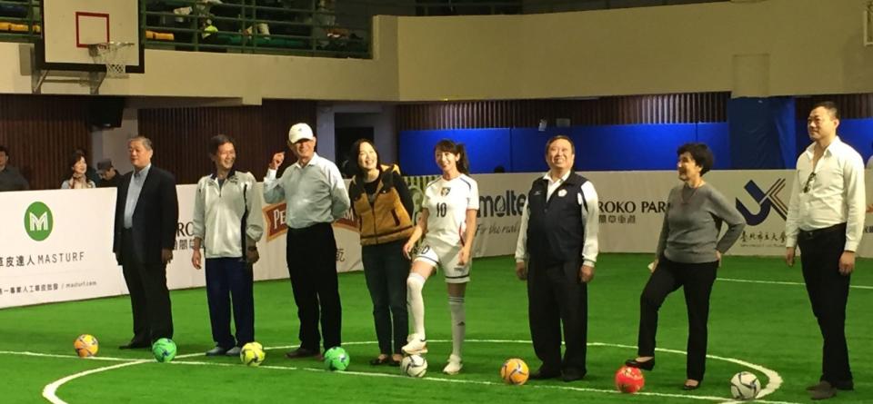 中華民國迷你足球協會理事長許淑華(左5)等人到場踢球開幕。