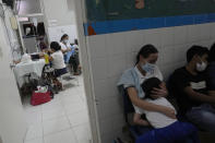 Personas con dengue esperan su turno para ser atendidas en el hospital Jorge Reátegui en Piura, Perú, el viernes 2 de junio de 2023. (AP Foto/Martín Mejía)