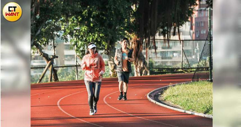 專家提醒，為了促進骨質密度而運動，應循序漸進，可從慢跑開始。（圖／林士傑攝）