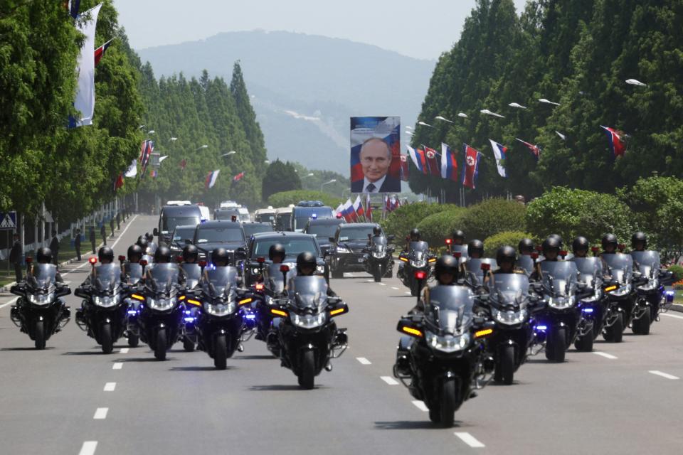 En esta fotografía distribuida por la agencia estatal rusa Sputnik, un convoy transporta al líder de Corea del Norte, Kim Jong Un, y al presidente ruso, Vladimir Putin, después de una ceremonia de bienvenida en la Plaza Kim Il Sung en Pyongyang el 19 de junio de 2024. Putin disfrutó de una bienvenida con alfombra roja, una ceremonia militar y un abrazo de Kim Jong Un de Corea del Norte durante una visita de estado a Pyongyang, donde ambos se comprometieron a forjar lazos más estrechos. (Foto por Gavriil GRIGOROV / POOL / AFP) 