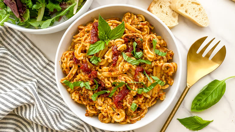 Pesto pasta with sun-dried tomatoes