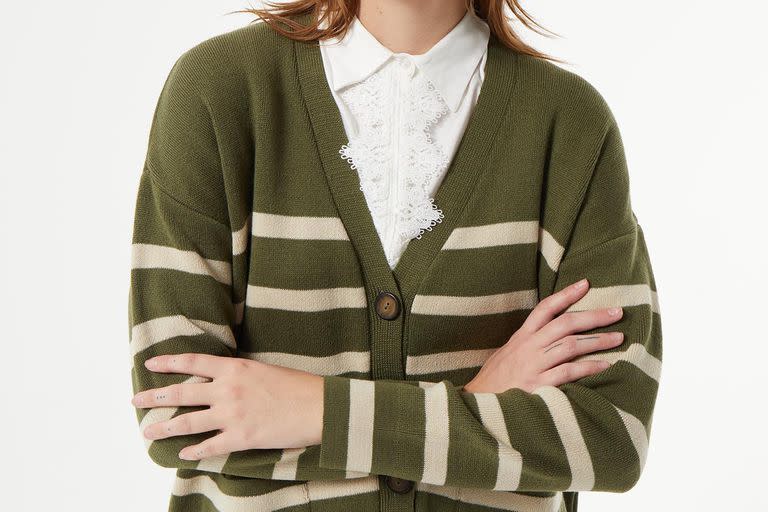 Cardigan + camisa, una gran dupla.