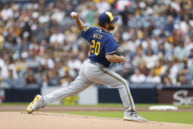 Wade Miley earns 7th straight winning decision with 7 scoreless