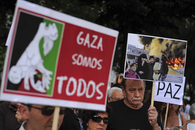 Archiv: Bei Protesten gegen die israelische Regierung im Jahr 2014 halten die Demonstrierenden in Spanien Schilder mit der Aufschrift "Gaza sind wir alle" und "Frieden" hoch.