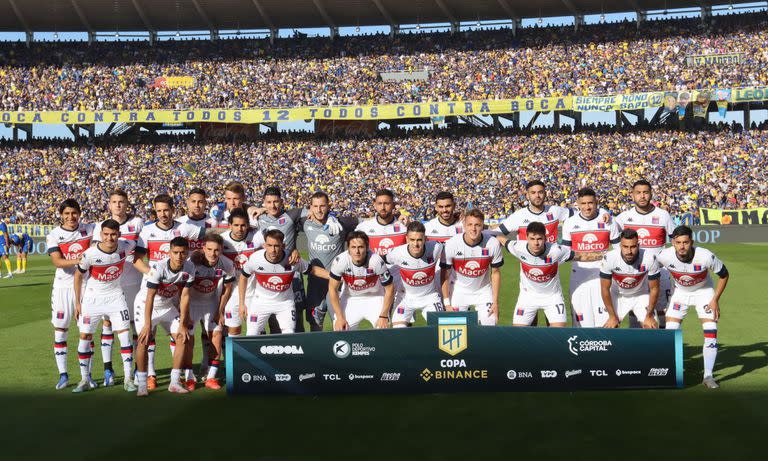 El plantel de Tigre entero antes de disputar la final de la Copa de la Liga 2022 ante Boca, en Córdoba; entre ellos, Equi Fernández y Prediger