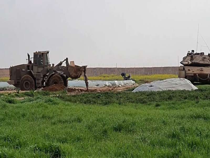 以色列國防軍出動推土機和坦克搶奪巴勒斯坦武裝組織成員遺體。（美聯社）