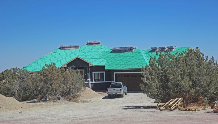 New home construction can resume in Pueblo West  after the metro district board voted Monday to lift a temporary halt on the sale of new water taps.