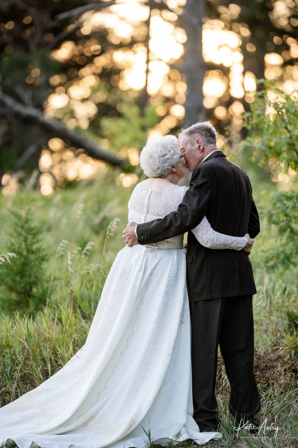 Un hombre de 89 años y su esposa de 81 se ponen sus trajes de boda originales para la sesión fotográfica por su aniversario de diamantes