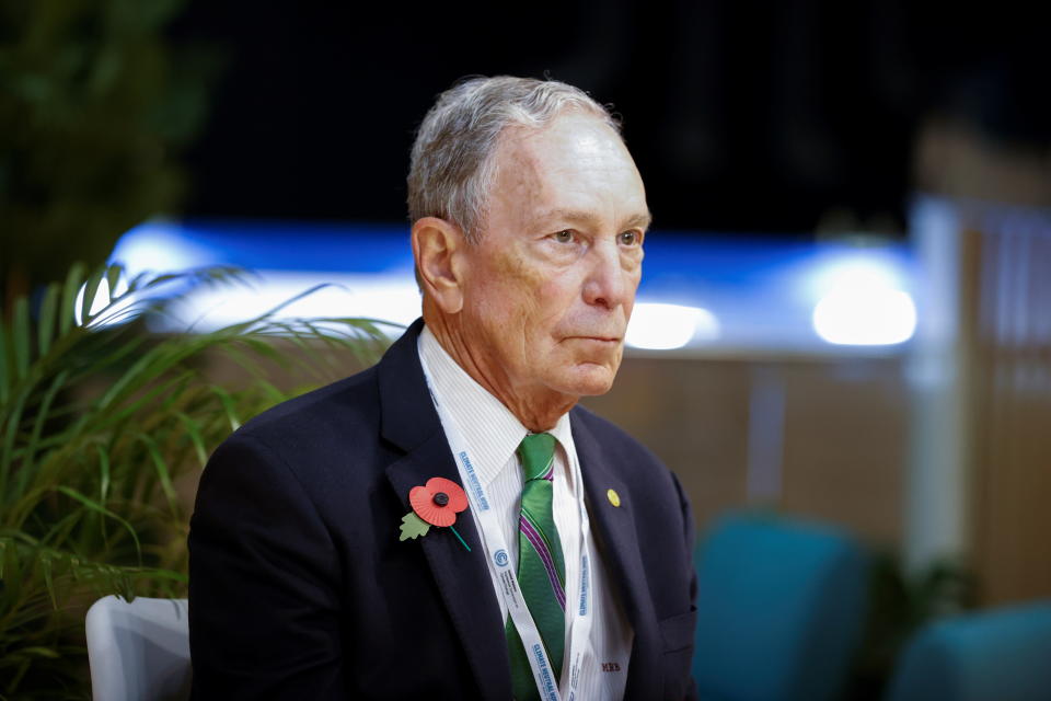 Fostul primar al New Yorkului, Michael Bloomberg, se întâlnește cu prim-ministrul Canadei Justin Trudeau (nici în imagine) în timpul Conferinței ONU privind schimbările climatice (COP26) la Glasgow, Scoția, Marea Britanie, 1 noiembrie 2021. REUTERS/Phil Noble