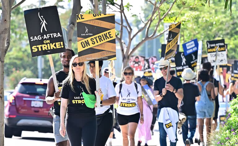 Actores en huelga desfilan en protesta junto a la sede de uno de los estudios de Hollywood en la tarde del último viernes 