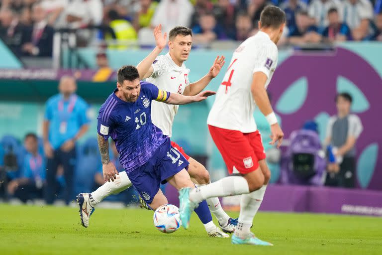 Lionel Messi encara a los jugadores polacos; el rosarino leyó el juego y bajó a buscar la pelota ante Polonia.