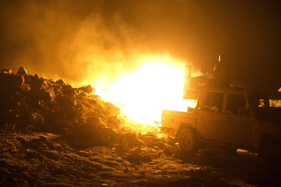 U.S.-backed Syrian Democratic Forces fighters fire on Islamic State militants (AP Photo/Maya Alleruzzo)