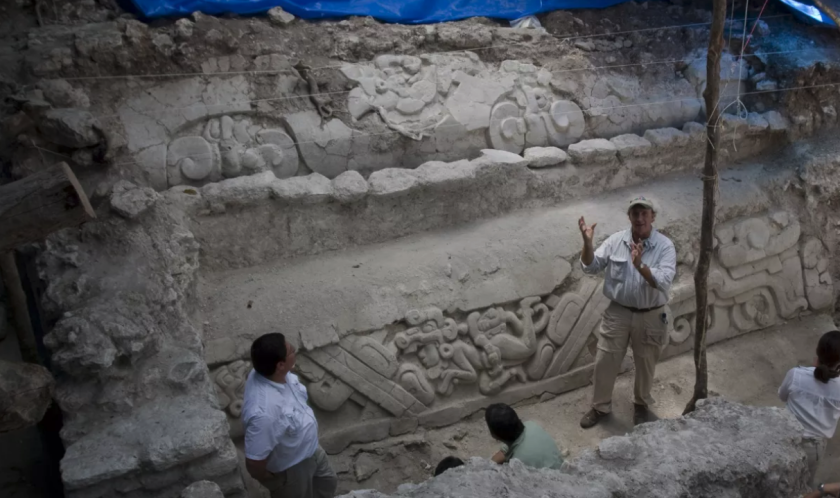 El arqueólogo estadounidense Richard Hansen, a la derecha,