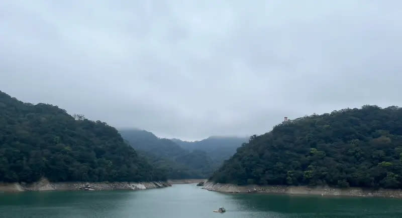 ▲昨（31）日清晨，桃竹苗地區因鋒面過境下起超大豪雨，水利署指出，大雨為桃園地區降下60毫米的雨量，新竹縣和苗栗縣也有36毫米左右的雨量，雖然有減緩供水壓力，不過距離解除旱象還有一段差距，石門水庫今（1）早蓄水率為28.3%，下降0.21%。（圖／水利署提供）