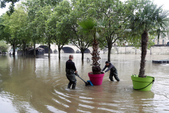 Thousands evacuated as floods batter Paris region