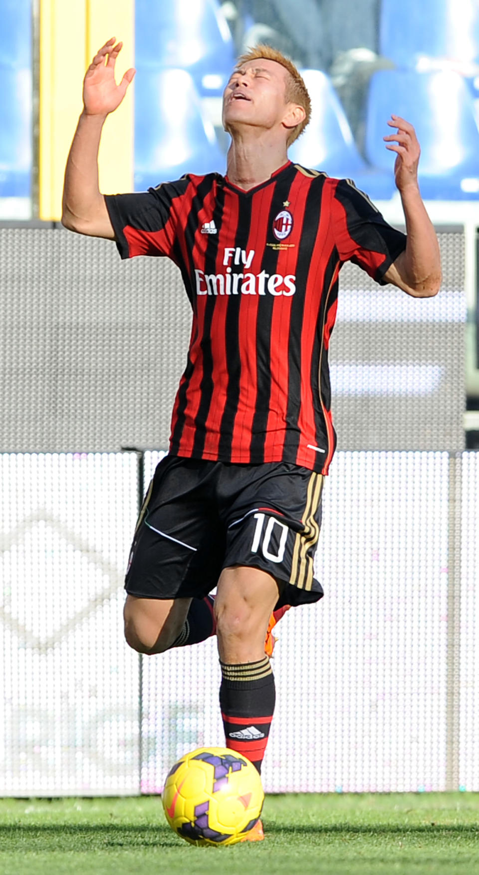 AC Milan's Keisuke Honda raises his arms in disappointment during a Serie A soccer match between Sampdoria and AC Milan, at the Luigi Ferraris stadium in Genoa, Italy, Sunday, Feb. 23, 2014. (AP Photo/Carlo Baroncini)