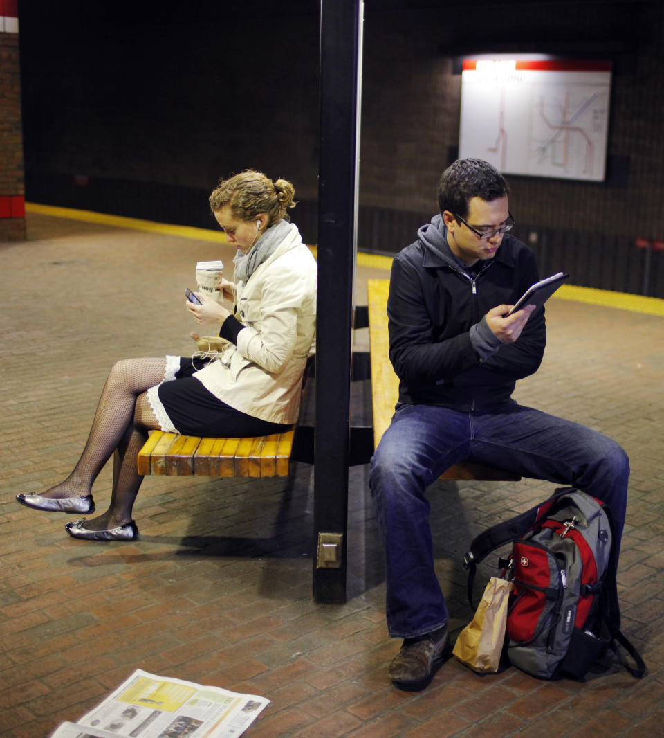 Un joven lee un libro electrónico en una estación de metro - REUTERS/Brian Snyder