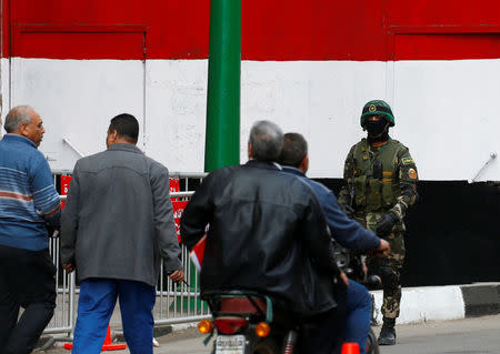 A special forces soldier guards the reinforced metal gate leading to the National Election Authority, which is in charge of supervising the 2018 presidential election in Cairo, Egypt, January 24, 2018. REUTERS/Amr Abdallah Dalsh