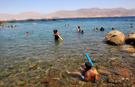 Children play in the Red Sea at the resort city of Eilat, Israel August 19, 2011. REUTERS/Ronen Zvulun/File Photo