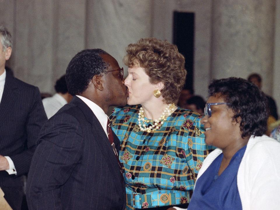 Clarence Thomas kissing Virginia Lamp in 1991.