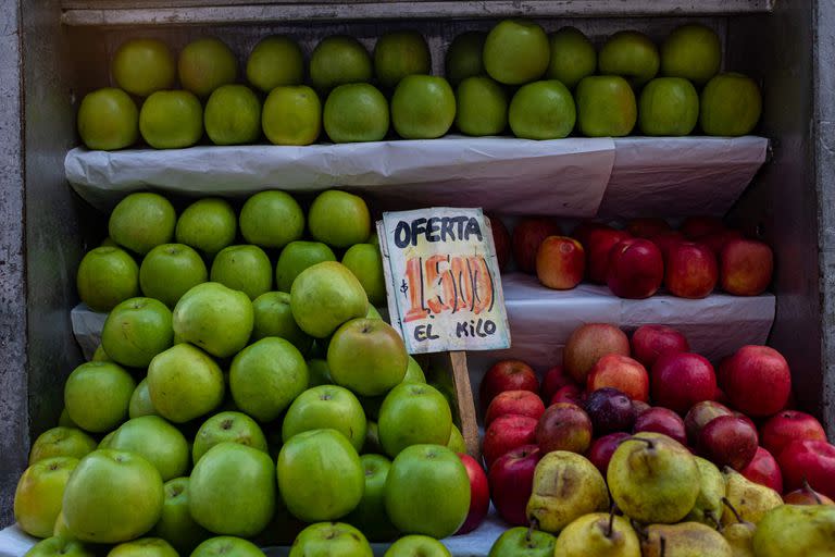 Las frutas se exhiben a la venta en una calle del centro de Santiago, el 8 de junio de 2022