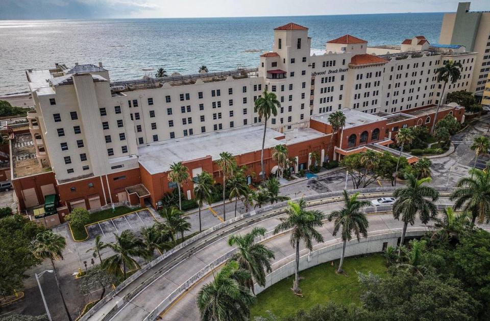 Vista frontal del histórico Hollywood Beach Resort, también conocido como "Grand Lady", que fue declarado inseguro por la ciudad de Hollywood el 6 de mayo, obligando a desalojar a todos los huéspedes debido a las condiciones de inseguridad. Situado en 101 N. Ocean Dr. El hotel fue inaugurado en 1926 por Joseph Young, fundador de la ciudad de Hollywood, el martes 30 de mayo de 2023.