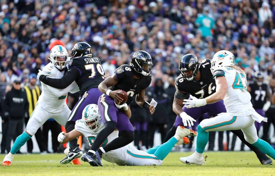 El quarterback de los Ravens Lamar Jackson trata de quitarse la marca de la defensa de los Dolphins de Miami, en el partido celebrado el 31 de diciembre de 2023 en Baltimore.