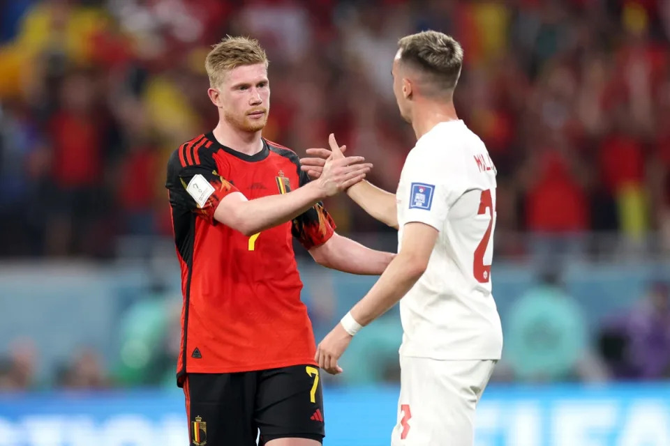 De Bruyne et Liam Millar du Canada se serrent la main (Getty Images)