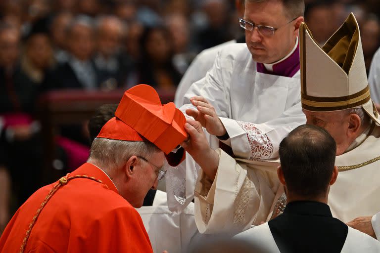 Monseñor Arthur Roche recibe el birrete cardenalicio