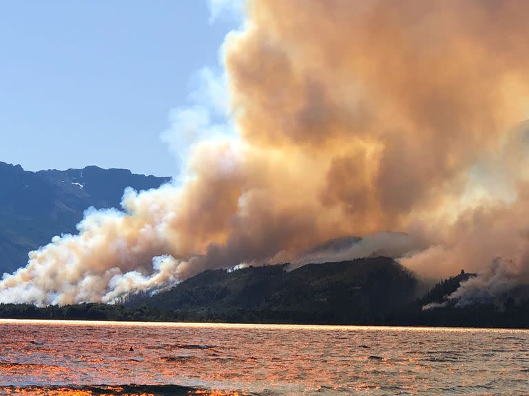 Un nuevo frente de fuego afecta la zona del lago Cholila, también en Chubut