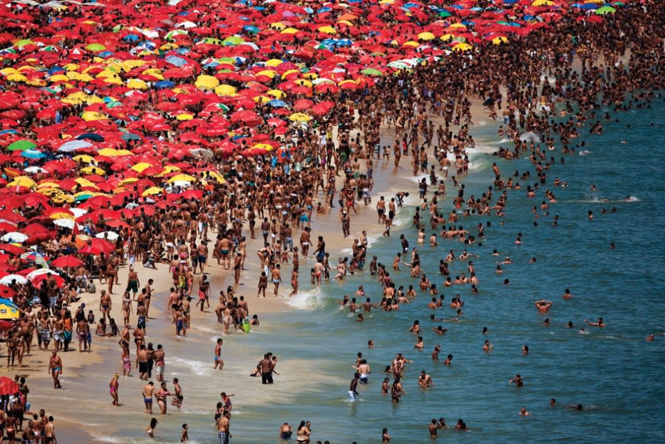 <b>Playa de Ipanema, Río de Janeiro, Brasil </b><br> El escenario que inspiró a Vinicius de Moraes y Tom Jobim para componer “Garota de Ipanema” en 1962, símbolo de la bossa nova y cantada en todo el mundo. Durante la última edición del famoso Carnaval carioca, el Comlurb (empresa municipal de limpieza pública) recogió más de 76 toneladas de desechos en el sitio.