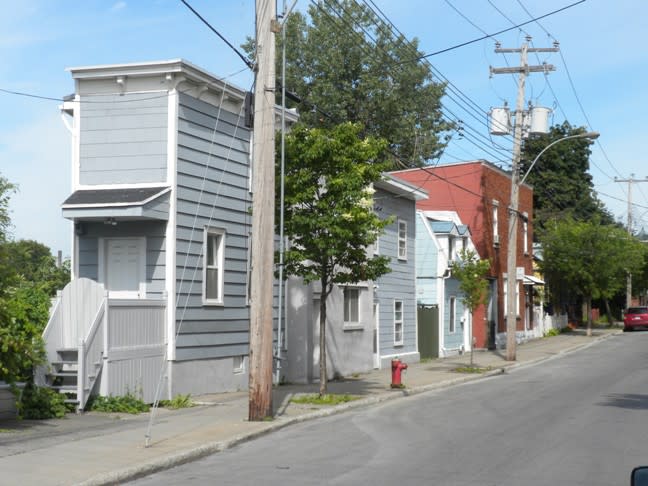 Ces maisons d’ouvriers et d’artisans, décrite dans la littérature dont le célèbre roman Bonheur d’occasion de Gabrielle Roy, sont associées au développement de l’industrie à Montréal suite à l’ouverture puis l’agrandissement du canal de Lachine à partir de 1825. Au 19e siècle, les quartiers ouvriers se développent aux abords du canal. (Photo et légende: Héritage Montréal)