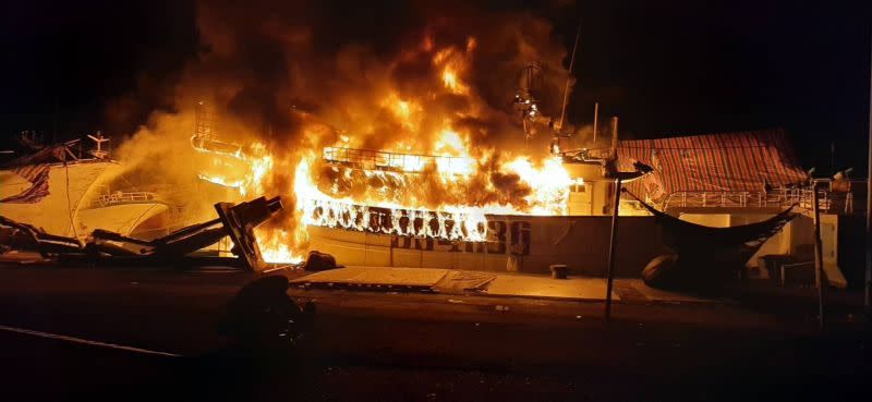 ▲屏東鹽埔漁港再傳火燒船2艘漁船遭焚毀 。(圖／記者陳美嘉翻攝)