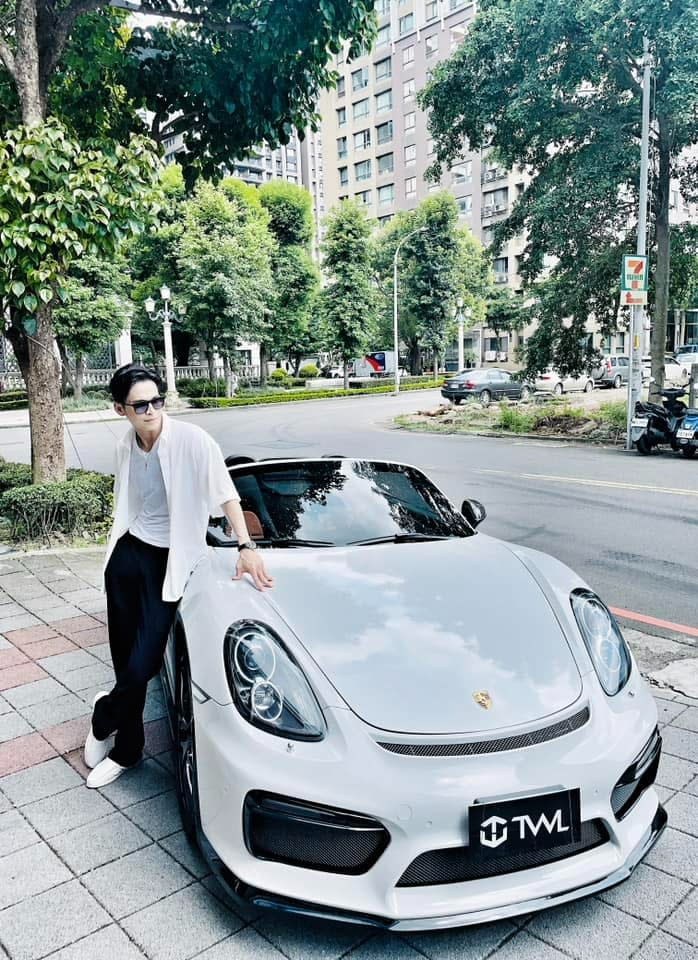 GINO將愛車GT4停在改造廠門前的人行道上。翻攝GINO臉書