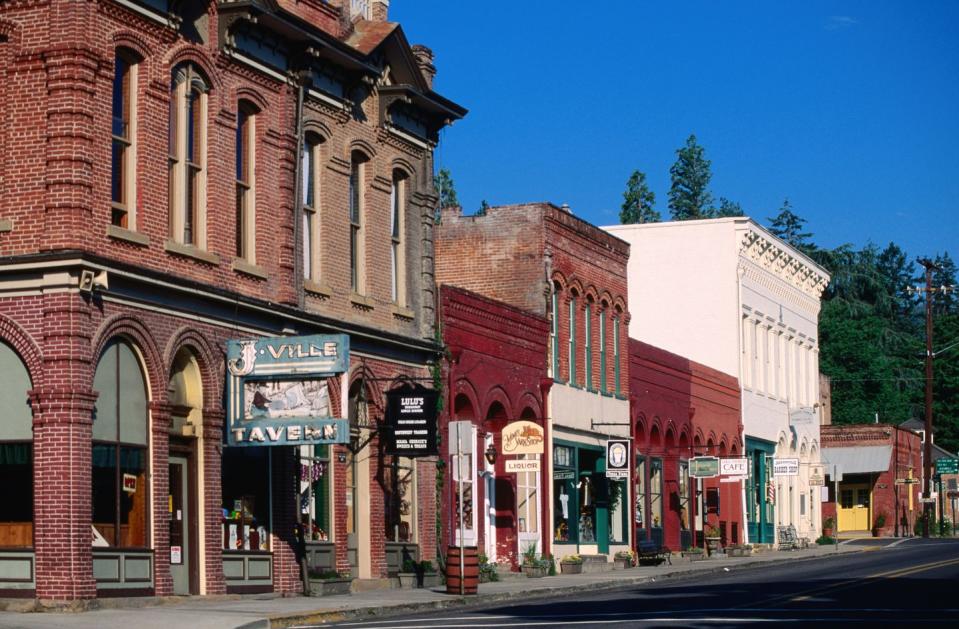 <p>Jacksonville is located in the heart of Oregon's Rogue Valley wine country. </p>