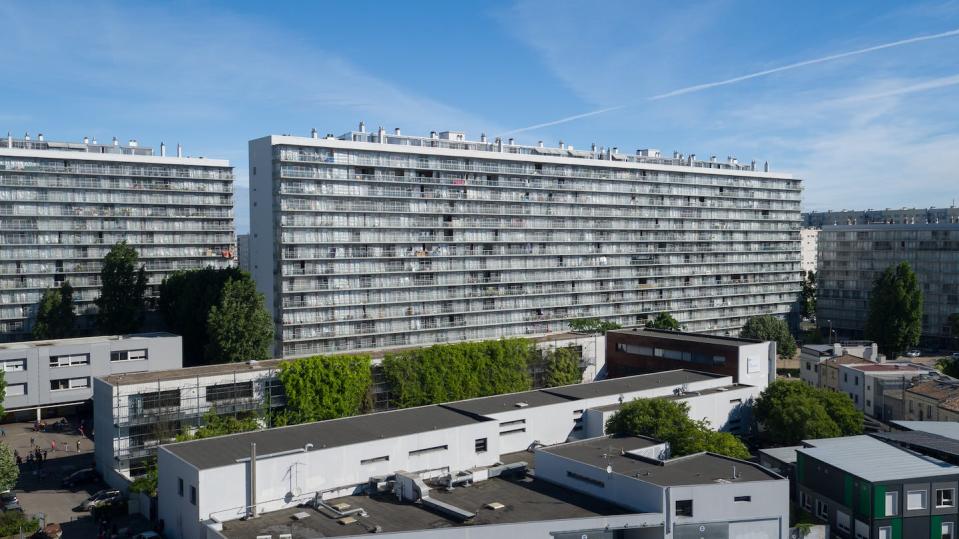 Remodelación de los tres bloques de apartamentos de Grand Parc, Burdeos (Francia) por Lacaton & Vassal. <a href="https://www.pritzkerprize.com/laureates/anne-lacaton-and-jean-philippe-vassal" rel="nofollow noopener" target="_blank" data-ylk="slk:Philippe Ruault;elm:context_link;itc:0;sec:content-canvas" class="link ">Philippe Ruault</a>