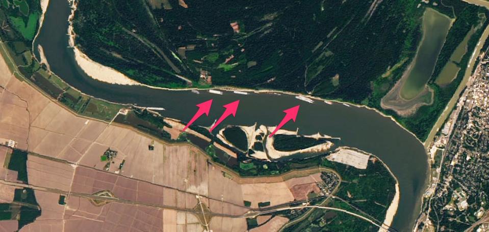 satellite image mississippi river with arrows pointing to barges lined up on shore