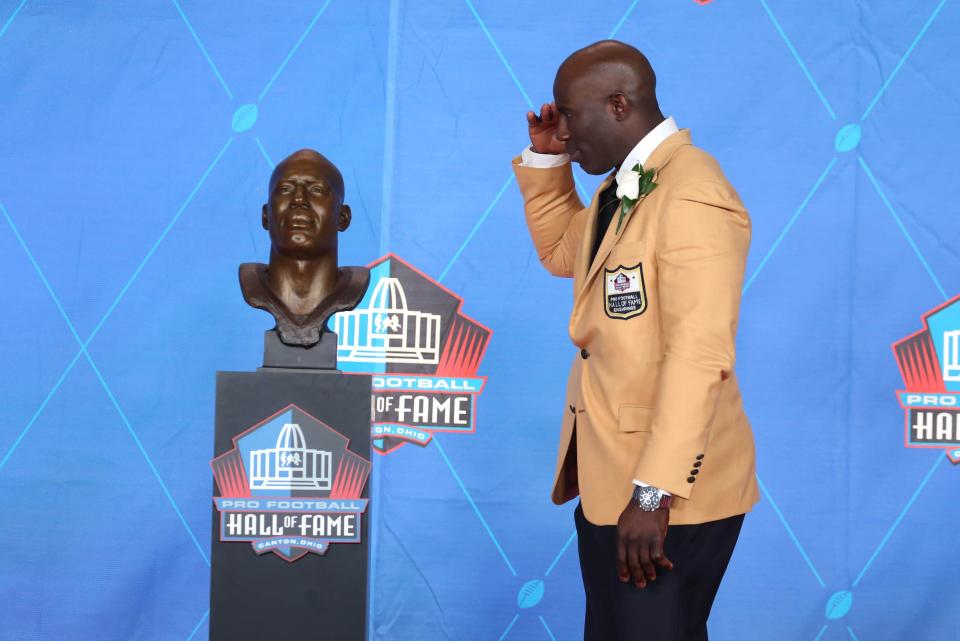 Former Broncos running back Terrell Davis salutes his bust during the 2017 Pro Football Hall of Fame enshrinement in Canton.