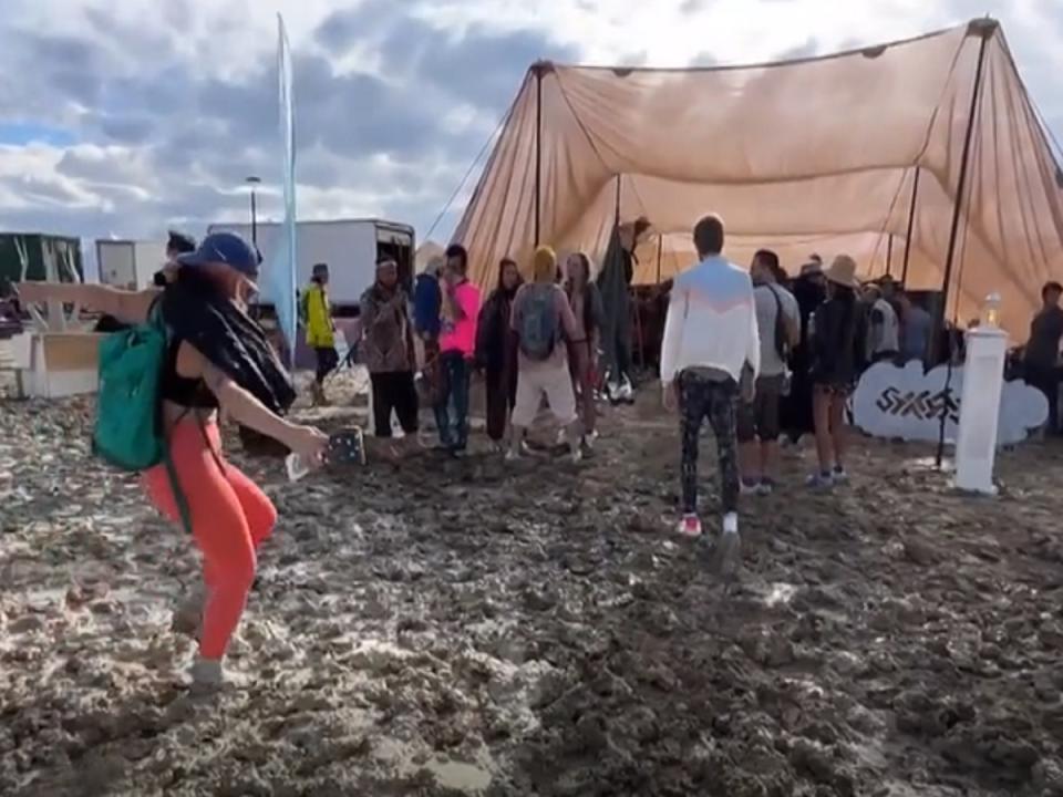 美國內華達州沙漠舉行的火人祭活動，遭逢暴雨，有超過7萬參加民眾受困。