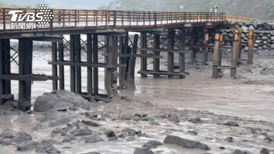 明霸克露橋鋼便橋8月初遭土石流沖毀。（圖／TVBS資料畫面）