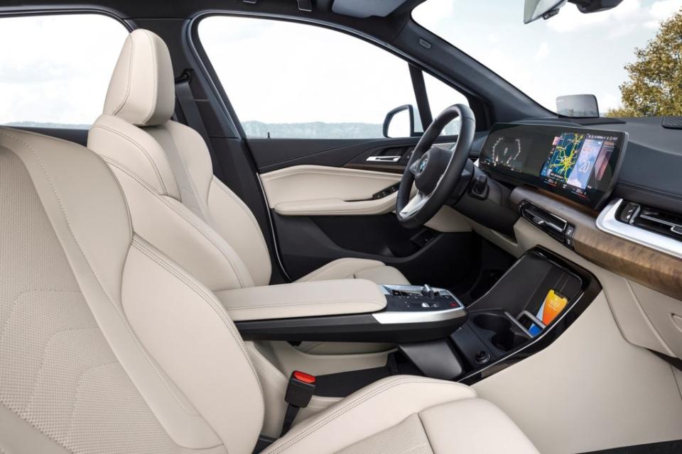 在座艙設計部分，取自 BMW iX 相同設計概念，最醒目的一體式曲面螢幕，為 10.25 吋的數位儀表與 10.7 吋的觸控螢幕連接而成。(圖片來源/ BMW)